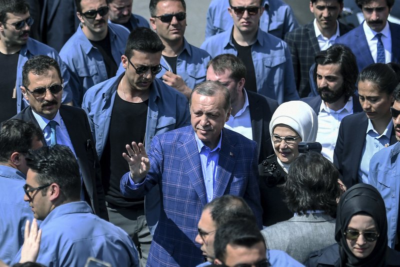 Η εμμονή του Ερντογάν με τα καρό σακάκια -Είναι το γούρι του [εικόνες] | iefimerida.gr 2