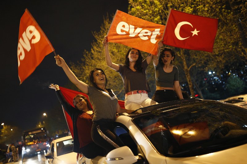 Στους δρόμους «ξεχύθηκαν» οι οπαδοί του Ερντογάν -Ισχυρά τα μέτρα ασφαλείας [εικόνες] | iefimerida.gr 0