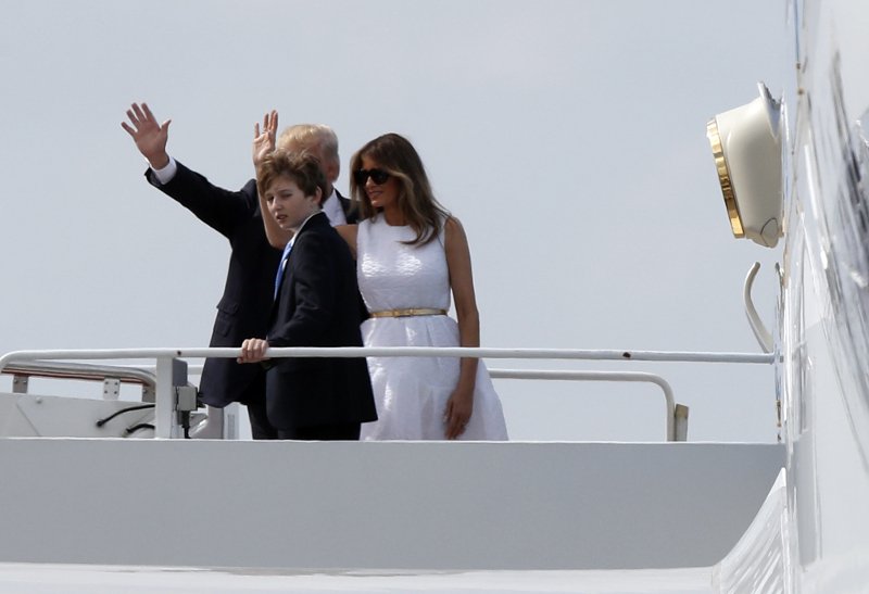 Πάσχα στη Φλόριντα για την οικογένεια Τραμπ -Εντυπωσιακή Μελάνια στα λευκά [εικόνες]  | iefimerida.gr 0