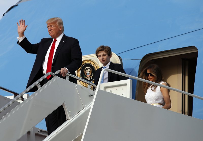 Πάσχα στη Φλόριντα για την οικογένεια Τραμπ -Εντυπωσιακή Μελάνια στα λευκά [εικόνες]  | iefimerida.gr 4