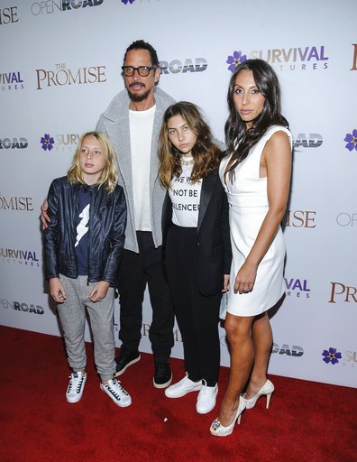 Σοκ στην παγκόσμια μουσική σκηνή: Εφυγε ξαφνικά από τη ζωή ο Κρις Κορνέλ [εικόνες & βίντεο] | iefimerida.gr 5