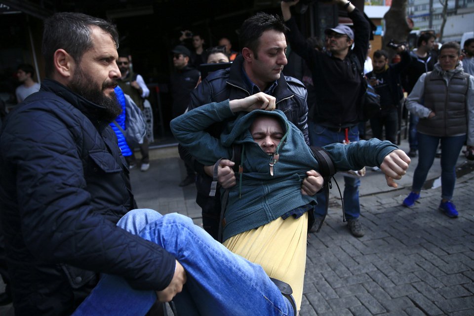 Επεισοδιακή Πρωτομαγιά στην πλατεία Ταξίμ -Δακρυγόνα και συλλήψεις [εικόνες]  | iefimerida.gr 3