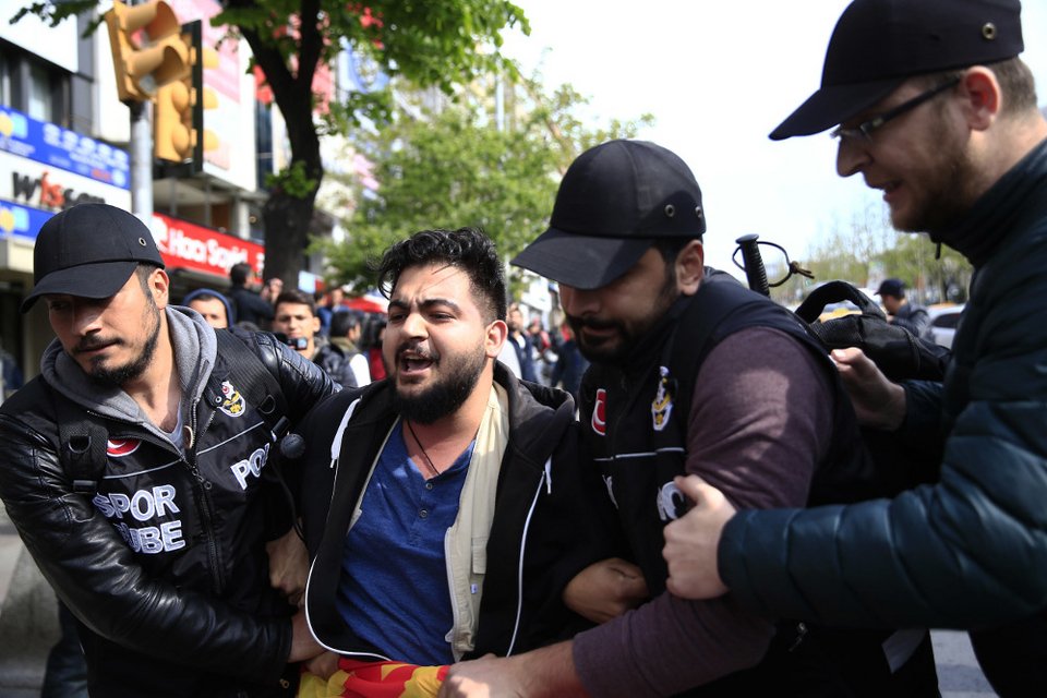 Επεισοδιακή Πρωτομαγιά στην πλατεία Ταξίμ -Δακρυγόνα και συλλήψεις [εικόνες]  | iefimerida.gr 2