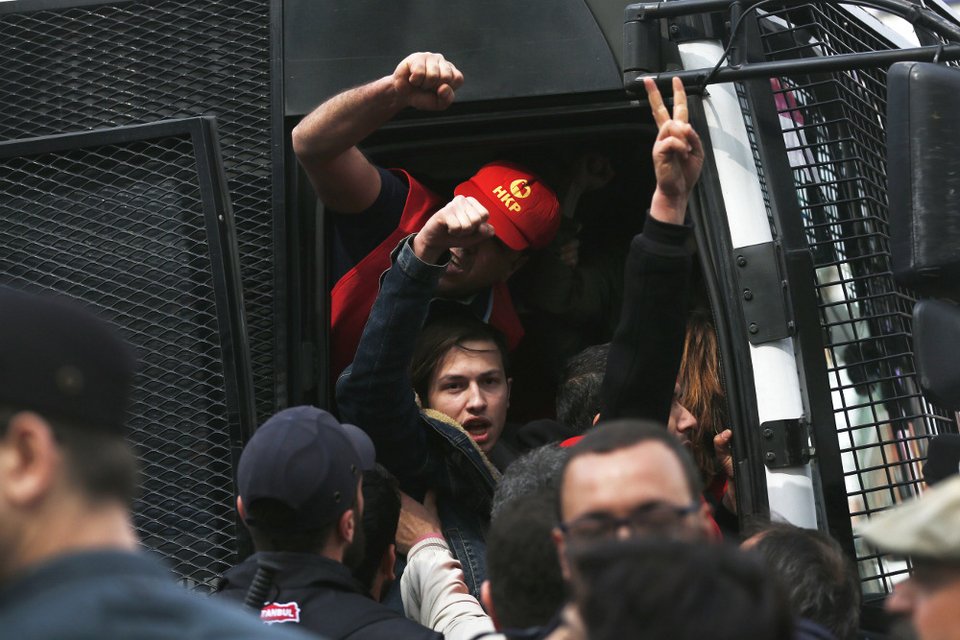 Επεισοδιακή Πρωτομαγιά στην πλατεία Ταξίμ -Δακρυγόνα και συλλήψεις [εικόνες]  | iefimerida.gr 1