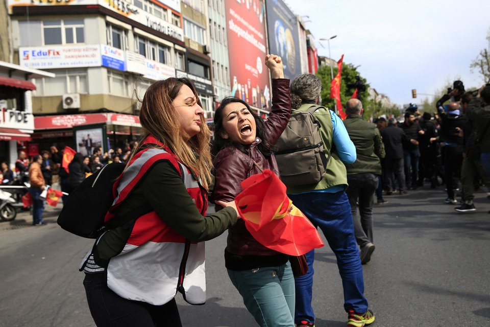 Επεισοδιακή Πρωτομαγιά στην πλατεία Ταξίμ -Δακρυγόνα και συλλήψεις [εικόνες]  | iefimerida.gr 4