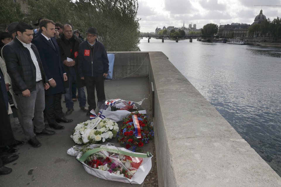 Ο Μακρόν τίμησε τη μνήμη νεαρού που πέταξαν σκίνχεντ στο Σηκουάνα την Πρωτομαγιά του '95 [εικόνες]  | iefimerida.gr 0