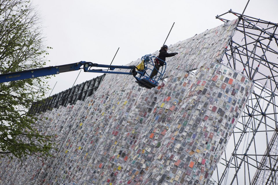 Κατεδαφίζουν τον Παρθενώνα με τα βιβλία στο Κάσελ της Γερμανίας [εικόνες]  | iefimerida.gr 1