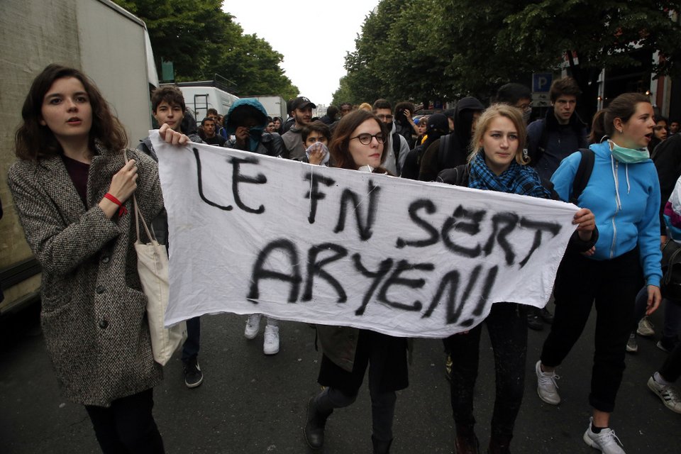 Εκατοντάδες μαθητές στους δρόμους του Παρισιού διαδήλωσαν κατά Μακρόν, Λεπέν [εικόνες] | iefimerida.gr 0