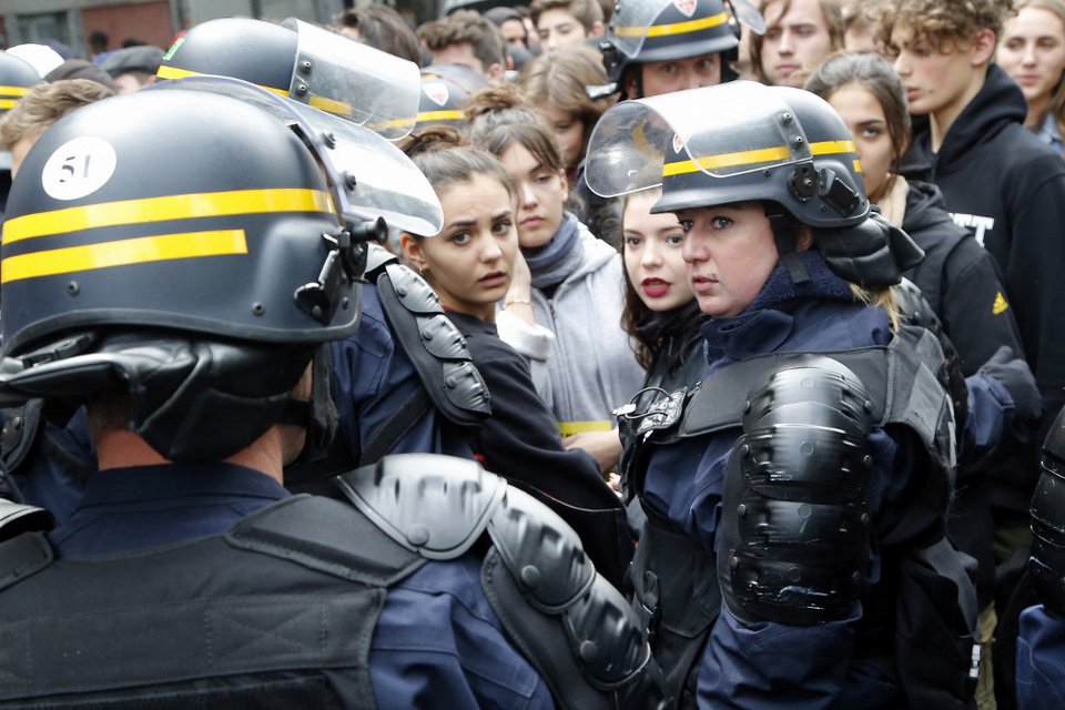 Εκατοντάδες μαθητές στους δρόμους του Παρισιού διαδήλωσαν κατά Μακρόν, Λεπέν [εικόνες] | iefimerida.gr 1