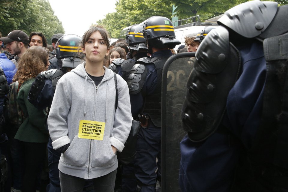 Εκατοντάδες μαθητές στους δρόμους του Παρισιού διαδήλωσαν κατά Μακρόν, Λεπέν [εικόνες] | iefimerida.gr 2