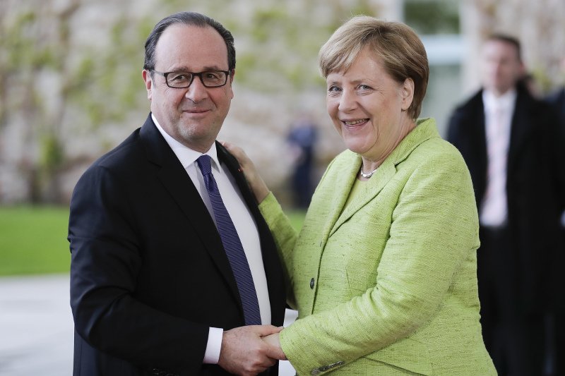 Η τελευταία συνάντηση της Μέρκελ με τον πρόεδρο Ολάντ -Τον υποδέχθηκε με μια αγκαλιά κι ένα φιλί [εικόνες] | iefimerida.gr 2