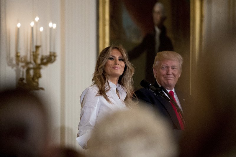 Ετοιμάζουν άγαλμα της Μελάνια Τραμπ στη Βοσνία -Εξω από εργοστάσιο παπουτσιών [εικόνες] | iefimerida.gr 0