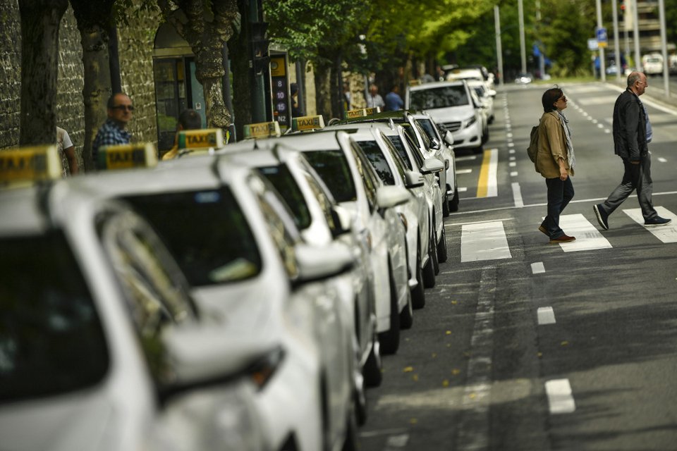 Ισπανία: Οδηγοί ταξί έσπασαν αυτοκίνητα συναδέλφων που δουλεύουν μέσω διαδικτύου [εικόνες]  | iefimerida.gr 2
