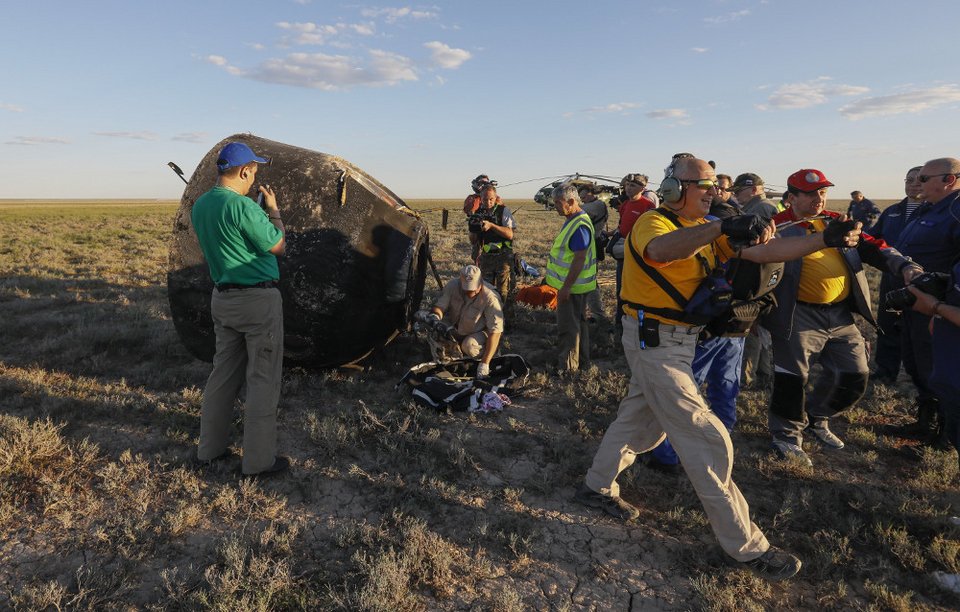 Επέστρεψαν στη Γη δύο αστροναύτες έπειτα από 200 μέρες στο διάστημα [εικόνες & βίντεο] | iefimerida.gr 2