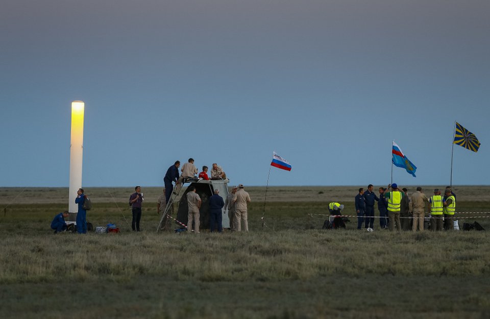 Επέστρεψαν στη Γη δύο αστροναύτες έπειτα από 200 μέρες στο διάστημα [εικόνες & βίντεο] | iefimerida.gr 1