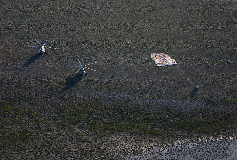 Επέστρεψαν στη Γη δύο αστροναύτες έπειτα από 200 μέρες στο διάστημα [εικόνες & βίντεο] | iefimerida.gr 3