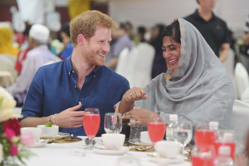 Ο πρίγκιπας Χάρι στη μουσουλμανική κοινότητα Σιγκαπούρης -Απέτισαν φόρο τιμής στα θύματα του Λονδίνου [εικόνες] | iefimerida.gr 1