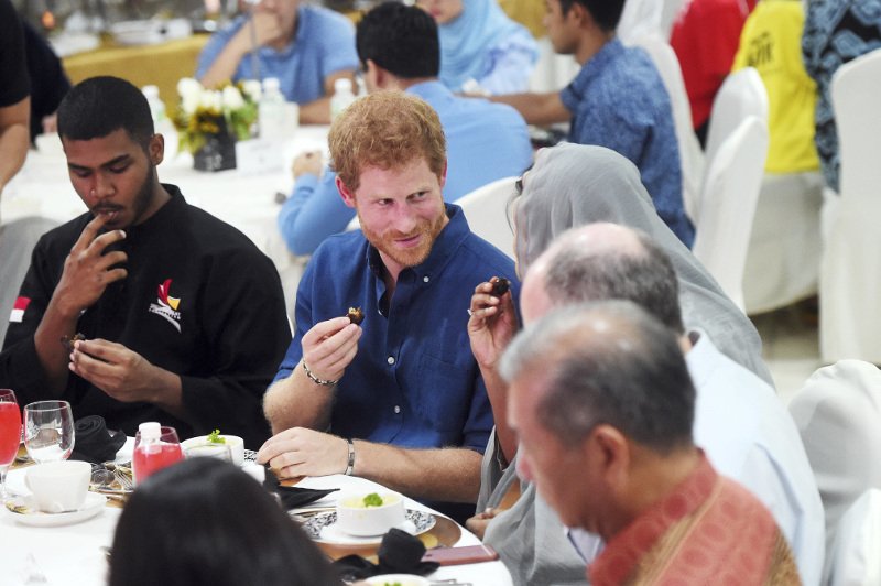 Ο πρίγκιπας Χάρι στη μουσουλμανική κοινότητα Σιγκαπούρης -Απέτισαν φόρο τιμής στα θύματα του Λονδίνου [εικόνες] | iefimerida.gr 0