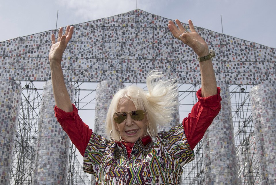 Κατεδαφίζουν τον Παρθενώνα με τα βιβλία στο Κάσελ της Γερμανίας [εικόνες]  | iefimerida.gr 2