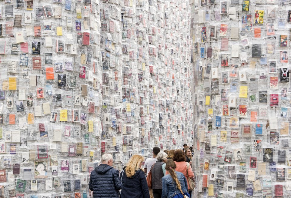 Κατεδαφίζουν τον Παρθενώνα με τα βιβλία στο Κάσελ της Γερμανίας [εικόνες]  | iefimerida.gr 0