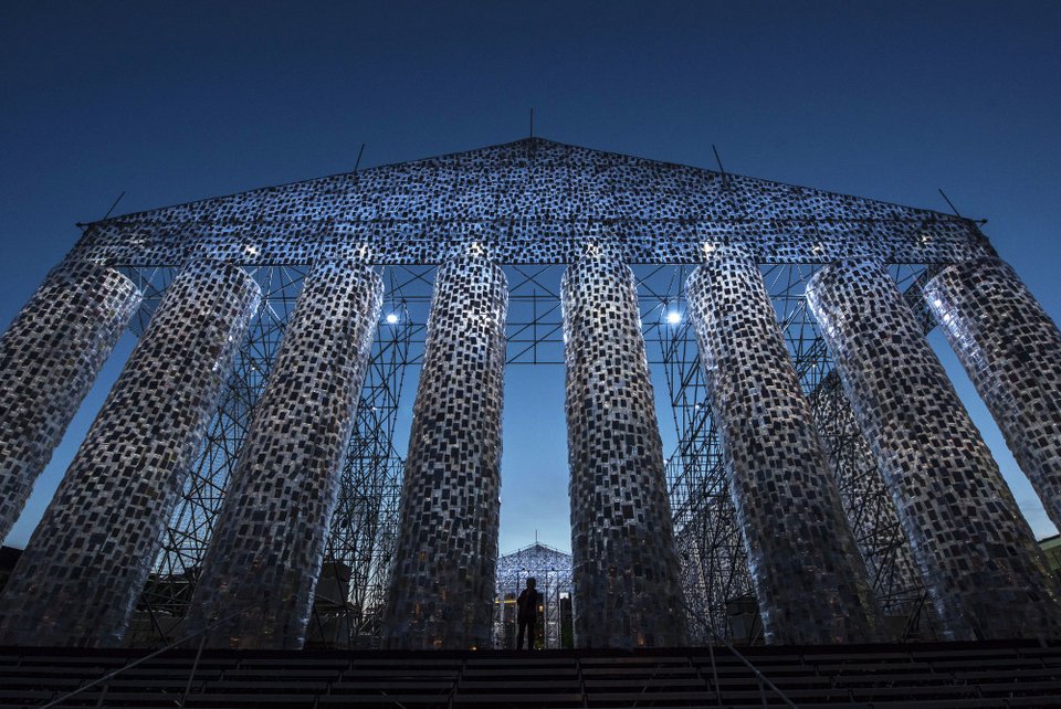 Κατεδαφίζουν τον Παρθενώνα με τα βιβλία στο Κάσελ της Γερμανίας [εικόνες]  | iefimerida.gr 3