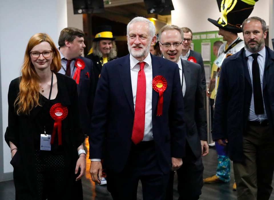 Ενθουσιασμένος ο Κόρμπιν για τα αποτελέσματα: «Να παραιτηθεί η Μέι» [εικόνες] | iefimerida.gr 0