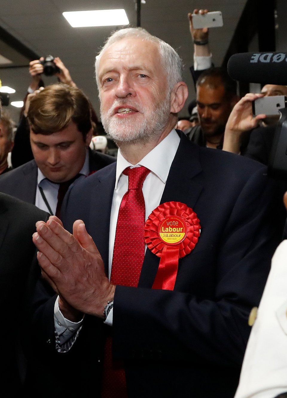 Ενθουσιασμένος ο Κόρμπιν για τα αποτελέσματα: «Να παραιτηθεί η Μέι» [εικόνες] | iefimerida.gr 3