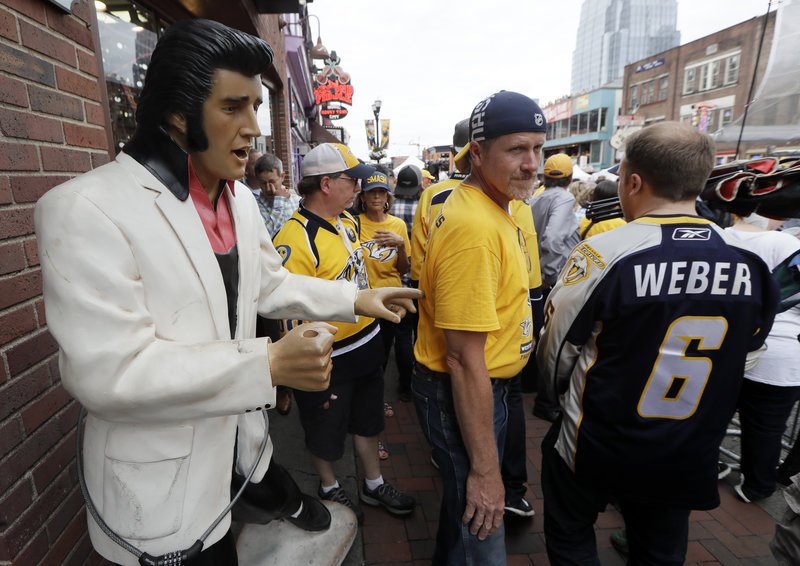 Ολα έτοιμα για το ετήσιο φεστιβάλ για τον Elvis -Eκατοντάδες λάτρεις με περούκες και παγιέτες [εικόνες] | iefimerida.gr 4