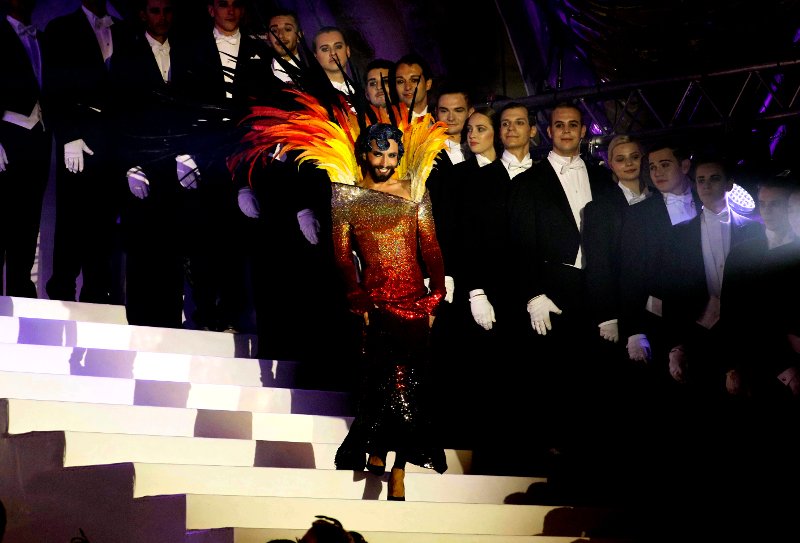 Life Ball: Ναόμι Κάμπελ και Κοντσίτα στο πιο εκκεντρικό κόκκινο χαλί του κόσμου [εικόνες] | iefimerida.gr 1