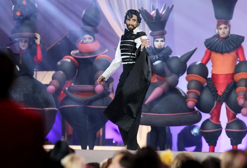 Life Ball: Ναόμι Κάμπελ και Κοντσίτα στο πιο εκκεντρικό κόκκινο χαλί του κόσμου [εικόνες] | iefimerida.gr 0