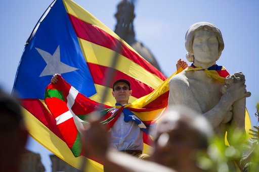 Χιλιάδες Καταλανοί συγκεντρώθηκαν στη Βαρκελώνη -Θέλουν δημοψήφισμα για ανεξαρτησία [εικόνες] | iefimerida.gr 4