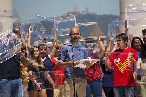 Χιλιάδες Καταλανοί συγκεντρώθηκαν στη Βαρκελώνη -Θέλουν δημοψήφισμα για ανεξαρτησία [εικόνες] | iefimerida.gr 0