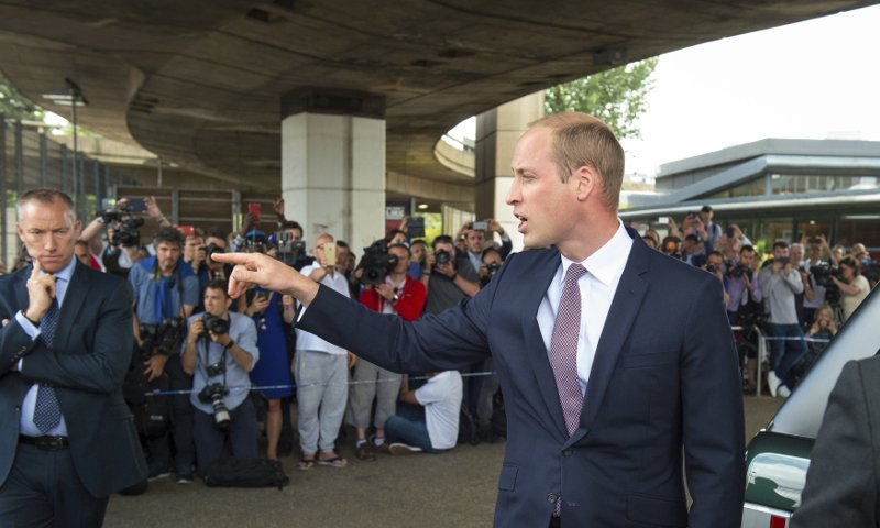 Οπως η μητέρα του: Ο Γουίλιαμ σπάει το βασιλικό πρωτόκολλο -Η τρυφερή αγκαλιά σε επιζήσασα από τον πύργο στο Λονδίνο [εικόνες] | iefimerida.gr 5