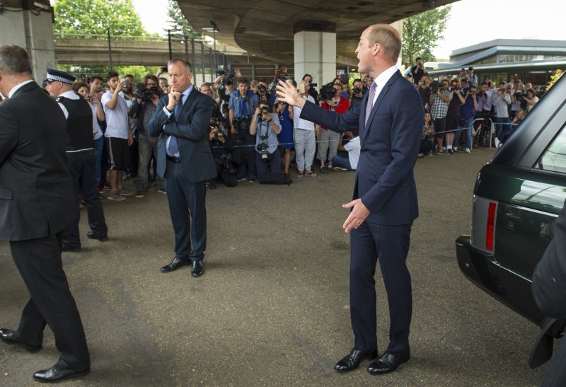 Οπως η μητέρα του: Ο Γουίλιαμ σπάει το βασιλικό πρωτόκολλο -Η τρυφερή αγκαλιά σε επιζήσασα από τον πύργο στο Λονδίνο [εικόνες] | iefimerida.gr 4