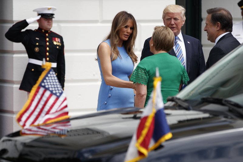 Ξανά με γαλάζιο φόρεμα η Μελάνια Τραμπ, όπως στην ορκωμοσία [εικόνες] | iefimerida.gr 3