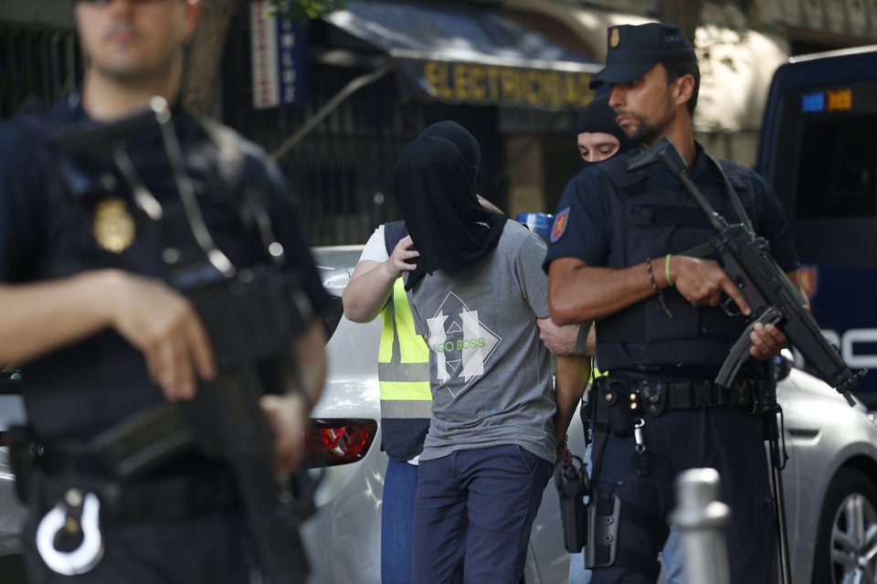 Ισπανία: 3 συλλήψεις για σύνδεση με το ISIS -Είχαν και εγχειρίδιο για καμικάζι βομβιστές [εικόνες]  | iefimerida.gr 0
