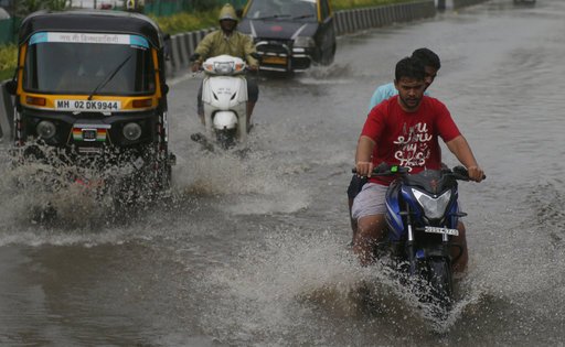 Ινδία: Η Βομβάη έχει παραλύσει από καταρρακτώδεις βροχές και πλημμύρες [εικόνες] | iefimerida.gr 1