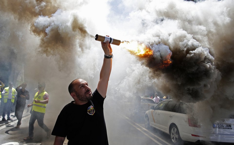 Ισπανία: Οδηγοί ταξί έσπασαν αυτοκίνητα συναδέλφων που δουλεύουν μέσω διαδικτύου [εικόνες]  | iefimerida.gr 1