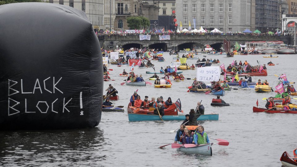 Εντυπωσιακό! 10.000 Γερμανοί διαμαρτύρονται για τη διεξαγωγή της G20 -Σε στεριά και θάλασσα [εικόνες]  | iefimerida.gr 2