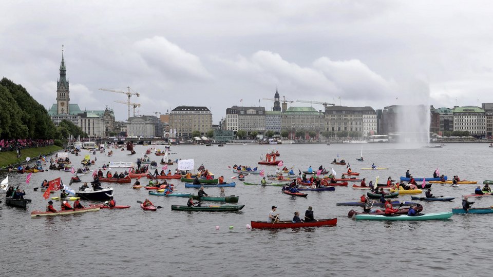 Εντυπωσιακό! 10.000 Γερμανοί διαμαρτύρονται για τη διεξαγωγή της G20 -Σε στεριά και θάλασσα [εικόνες]  | iefimerida.gr 1