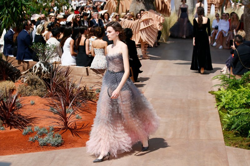 Με ανδρόγυνο λουκ στο σόου του Dior η Μπριζίτ Μακρόν -Σικ και εντυπωσιακή [εικόνες] | iefimerida.gr 5