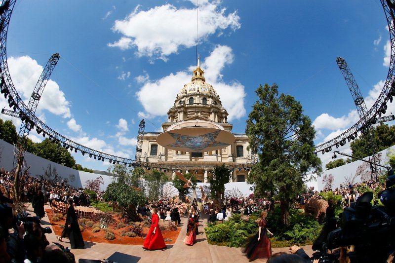 Με ανδρόγυνο λουκ στο σόου του Dior η Μπριζίτ Μακρόν -Σικ και εντυπωσιακή [εικόνες] | iefimerida.gr 9