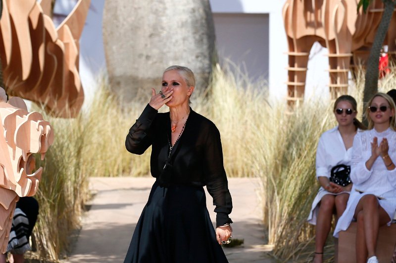 Με ανδρόγυνο λουκ στο σόου του Dior η Μπριζίτ Μακρόν -Σικ και εντυπωσιακή [εικόνες] | iefimerida.gr 10