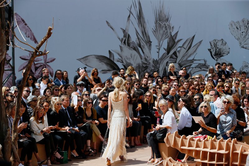 Με ανδρόγυνο λουκ στο σόου του Dior η Μπριζίτ Μακρόν -Σικ και εντυπωσιακή [εικόνες] | iefimerida.gr 6