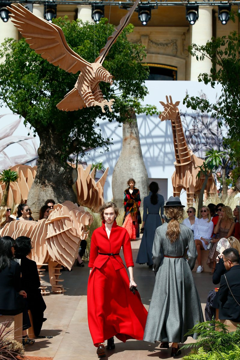 Με ανδρόγυνο λουκ στο σόου του Dior η Μπριζίτ Μακρόν -Σικ και εντυπωσιακή [εικόνες] | iefimerida.gr 3