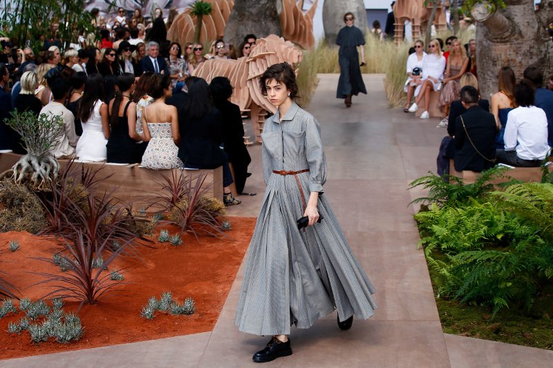 Με ανδρόγυνο λουκ στο σόου του Dior η Μπριζίτ Μακρόν -Σικ και εντυπωσιακή [εικόνες] | iefimerida.gr 4