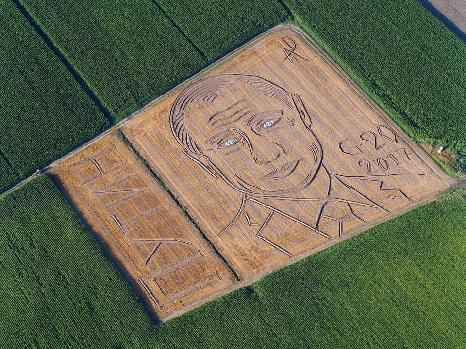 Εφτιαξε το πρόσωπο του Πούτιν σε χωράφι -Θερίζοντας με τρακτέρ τα στάχυα [εικόνες & βίντεο]  | iefimerida.gr 0