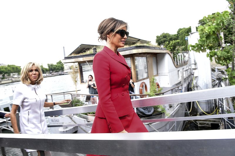 Μπριζίτ και Μελάνια κάνουν βόλτα στον Σηκουάνα και την Παναγία τον Παρισίων -Ξετρελάθηκαν οι τουρίστες [εικόνες] | iefimerida.gr 6