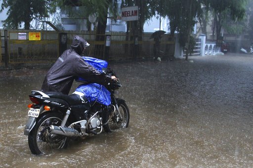 Ινδία: Η Βομβάη έχει παραλύσει από καταρρακτώδεις βροχές και πλημμύρες [εικόνες] | iefimerida.gr 2