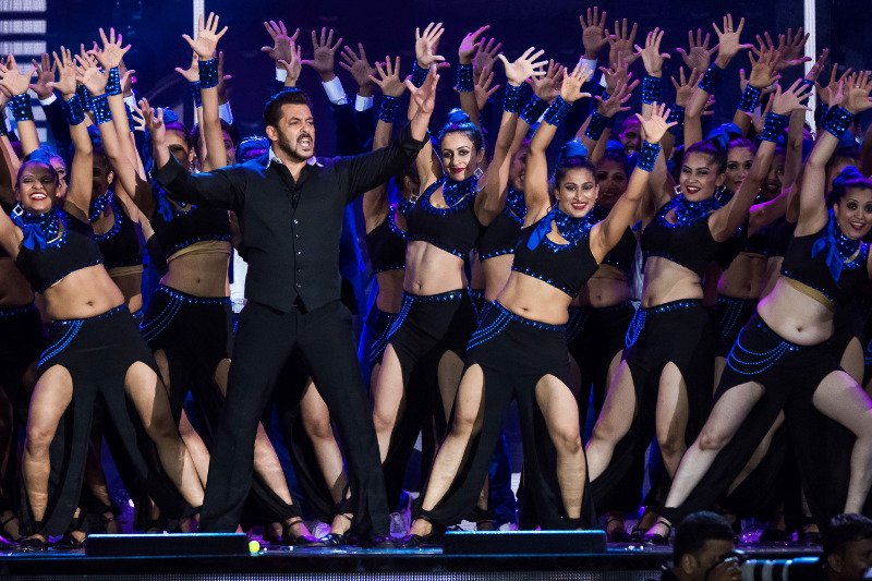 Τα Οσκαρ του Μπόλιγουντ: Σόου υπερπαραγωγή με στρας, κρόσσια, έντονα χρώματα και λατρεία για τους ηθοποιούς [εικόνες] | iefimerida.gr 0